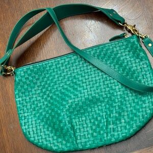 Clare V Moyen Messenger Grass Woven Checker